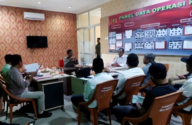 Sejumlah aktivis LPK Trankonmasi Jatim saat audiensi dengan Kapolres Sampang AKBP Hartono terkait kasus minyak curah ilegal. (IBNU ANSORI / KLIKMADURA)