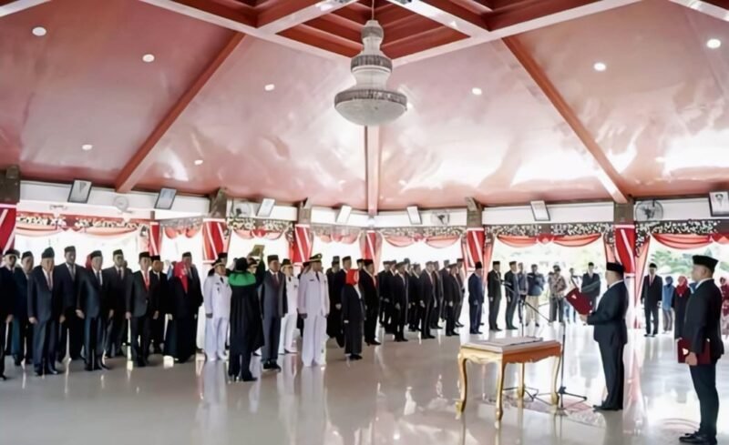 Bupati Sampang H. Slamet Junaidi saat melantik puluhan pejabat hasil rotasi dan promosi. (DOK. KLIKMADURA)