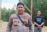 Kapolsek Kedungdung, Iptu Syafriwanto usai membersihkan area judi ayam. (DOK. KLIKMADURA)