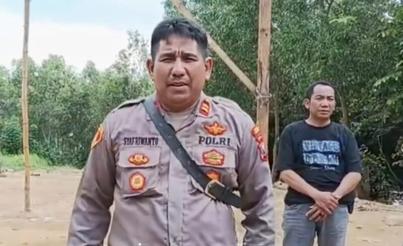 Kapolsek Kedungdung, Iptu Syafriwanto usai membersihkan area judi ayam. (DOK. KLIKMADURA)