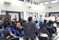 PLH Manager UP3 Madura M. Daan Agung Lazuardi saat menemui puluhan mahasiswa dari Pulau Raas, Sumenep. (DOK. KLIKMADURA)
