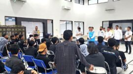 PLH Manager UP3 Madura M. Daan Agung Lazuardi saat menemui puluhan mahasiswa dari Pulau Raas, Sumenep. (DOK. KLIKMADURA)