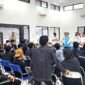 PLH Manager UP3 Madura M. Daan Agung Lazuardi saat menemui puluhan mahasiswa dari Pulau Raas, Sumenep. (DOK. KLIKMADURA)