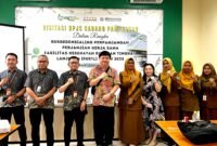 Owner RSIA Puri Bunda Madura, dr. Frengky Kawilarang (tengah) didampingi istri tercintanya, dr. Anita Setiawati foto bersama tim BPJS Kesehatan Pamekasan saat rekredensialing. (SARI PURWATI / KLIKMADURA)