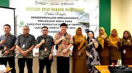Owner RSIA Puri Bunda Madura, dr. Frengky Kawilarang (tengah) didampingi istri tercintanya, dr. Anita Setiawati foto bersama tim BPJS Kesehatan Pamekasan saat rekredensialing. (SARI PURWATI / KLIKMADURA)