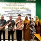 Owner RSIA Puri Bunda Madura, dr. Frengky Kawilarang (tengah) didampingi istri tercintanya, dr. Anita Setiawati foto bersama tim BPJS Kesehatan Pamekasan saat rekredensialing. (SARI PURWATI / KLIKMADURA)