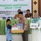 Ketua Baznas Sumenep, Abd. Rahman menyerahkan santunan kepada anak yatim. (DOK. KLIKMADURA)