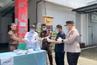 Kepala Kejari Pamekasan, Anton Arifullah, memimpin pemusnahan barang bukti perkara. (MOH. IQBALUL KHAVEI MZ / KLIKMADURA)