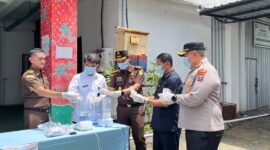 Kepala Kejari Pamekasan, Anton Arifullah, memimpin pemusnahan barang bukti perkara. (MOH. IQBALUL KHAVEI MZ / KLIKMADURA)