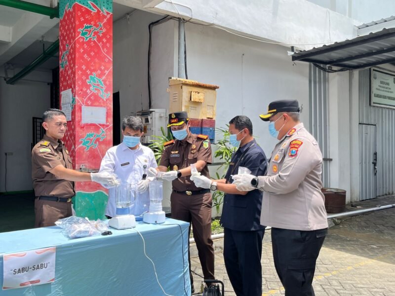 Kepala Kejari Pamekasan, Anton Arifullah, memimpin pemusnahan barang bukti perkara. (MOH. IQBALUL KHAVEI MZ / KLIKMADURA)