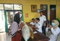 Suasana proses verifikasi data penerima bantuan pangan di Kelurahan Jungcangcang, Pamekasan. (DOK. KLIKMADURA)