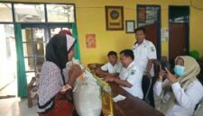 Suasana proses verifikasi data penerima bantuan pangan di Kelurahan Jungcangcang, Pamekasan. (DOK. KLIKMADURA)