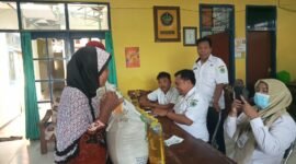 Suasana proses verifikasi data penerima bantuan pangan di Kelurahan Jungcangcang, Pamekasan. (DOK. KLIKMADURA)