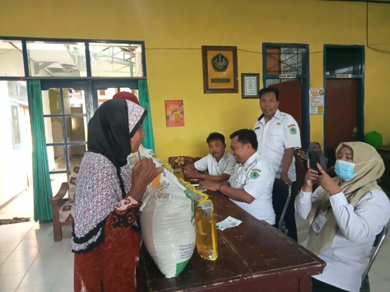 Suasana proses verifikasi data penerima bantuan pangan di Kelurahan Jungcangcang, Pamekasan. (DOK. KLIKMADURA)