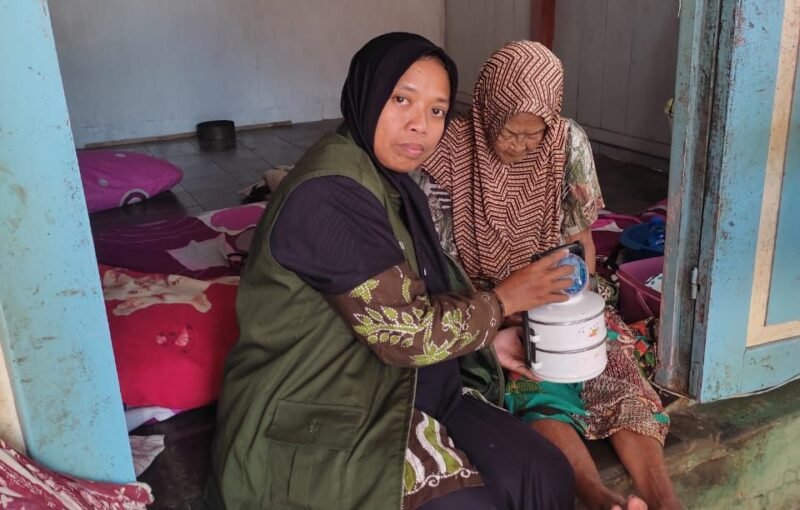 Kegiatan Monitoring dan Asistensi Penyaluran Bantuan Permakanan Bagi Lansia di Kecmatan Galis. (DOK. KLIKMADURA)