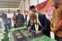 Ketua Badan Anggaran DPR RI asal Dapil XI Madura, MH Said Abdullah saat meresmikan GOR Said Abdullah di UIN Madura. (MOHAMMAD IQBALUL KHAVEI MZ / KLIKMADURA)