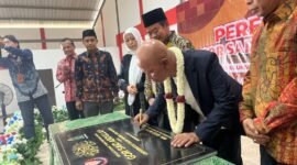 Ketua Badan Anggaran DPR RI asal Dapil XI Madura, MH Said Abdullah saat meresmikan GOR Said Abdullah di UIN Madura. (MOHAMMAD IQBALUL KHAVEI MZ / KLIKMADURA)