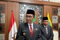 Bupati Pamekasan Dr. KH. Kholilurrahman didampingi Plh Sekda Taufikurrachman saat diwawancara awak media. (DOK. KLIKMADURA)