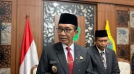 Bupati Pamekasan Dr. KH. Kholilurrahman didampingi Plh Sekda Taufikurrachman saat diwawancara awak media. (DOK. KLIKMADURA)