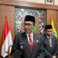 Bupati Pamekasan Dr. KH. Kholilurrahman didampingi Plh Sekda Taufikurrachman saat diwawancara awak media. (DOK. KLIKMADURA)