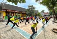 Seluruh guru SDN Palengaan Laok 2 mengikuti senam bersama di halaman sekolahnya. (LAILIYATUN NURIYAH / KLIKMADURA)
