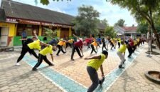 Seluruh guru SDN Palengaan Laok 2 mengikuti senam bersama di halaman sekolahnya. (LAILIYATUN NURIYAH / KLIKMADURA)