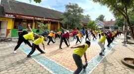 Seluruh guru SDN Palengaan Laok 2 mengikuti senam bersama di halaman sekolahnya. (LAILIYATUN NURIYAH / KLIKMADURA)