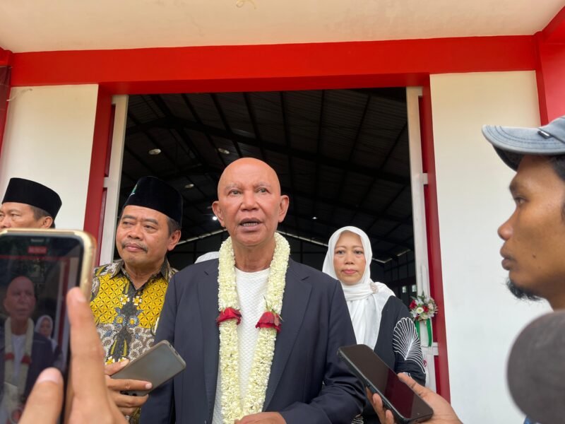Ketua Badan Anggaran (Banggar) DPR RI Dapil XI Madura, MH Said Abdullah didampingi Anggota DPR RI, Ansari dan Rektor UIN Madura Dr. H. Saiful Hadi usai peresmian Gor Said Abdullah di Kampus UIN Madura, Sabtu (22/11/2025).