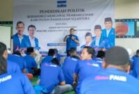 Ketua DPC Demokrat Pamekasan, Ismail menyampaikan materi pada kegiatan pendidikan politik di Bukit Kehi, Pamekasan. (DEMOKRAT PAMEKASAN FOR KLIKMADURA)