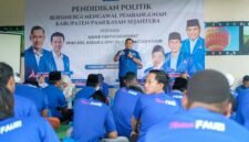 Ketua DPC Demokrat Pamekasan, Ismail menyampaikan materi pada kegiatan pendidikan politik di Bukit Kehi, Pamekasan. (DEMOKRAT PAMEKASAN FOR KLIKMADURA)