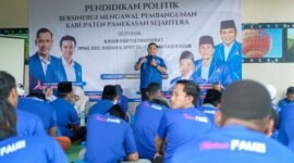 Ketua DPC Demokrat Pamekasan, Ismail menyampaikan materi pada kegiatan pendidikan politik di Bukit Kehi, Pamekasan. (DEMOKRAT PAMEKASAN FOR KLIKMADURA)