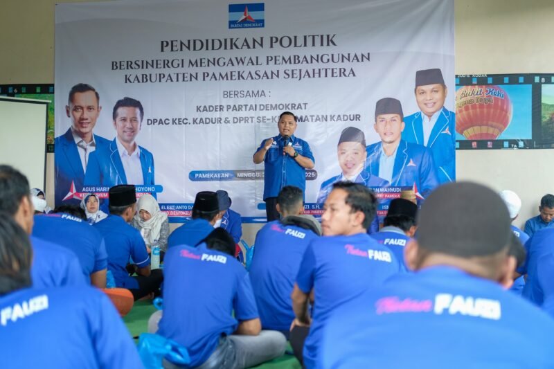 Ketua DPC Demokrat Pamekasan, Ismail menyampaikan materi pada kegiatan pendidikan politik di Bukit Kehi, Pamekasan. (DEMOKRAT PAMEKASAN FOR KLIKMADURA)