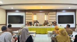 Bupati Pamekasan, KH. Kholilurrahman saat mendengarkan aspirasi  dari karyawan RSUD Smart saat sidak. (MOH. IQBALUL KHAVEI MZ / KLIKMADURA)