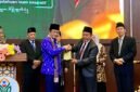 Pemberian cindera mata oleh Rektor UIN Madura, dr. Syaiful Hadi kepada Menteri Agama RI, Prof. Dr. KH. Nasaruddin Umar, M.A saat peluncuran UIN Madura.