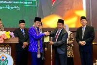 Pemberian cindera mata oleh Rektor UIN Madura, dr. Syaiful Hadi kepada Menteri Agama RI, Prof. Dr. KH. Nasaruddin Umar, M.A saat peluncuran UIN Madura.