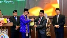 Pemberian cindera mata oleh Rektor UIN Madura, dr. Syaiful Hadi kepada Menteri Agama RI, Prof. Dr. KH. Nasaruddin Umar, M.A saat peluncuran UIN Madura.