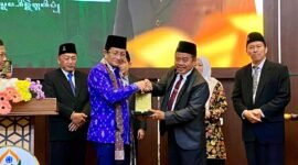 Pemberian cindera mata oleh Rektor UIN Madura, dr. Syaiful Hadi kepada Menteri Agama RI, Prof. Dr. KH. Nasaruddin Umar, M.A saat peluncuran UIN Madura.