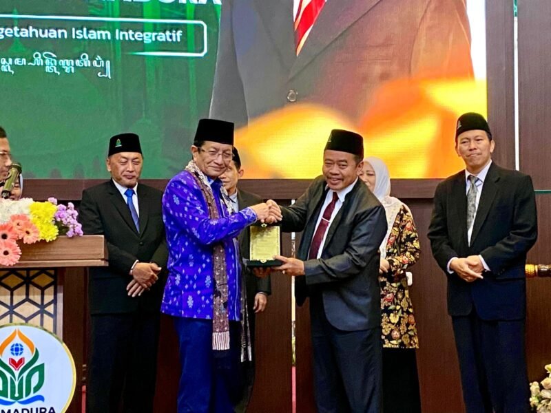 Pemberian cindera mata oleh Rektor UIN Madura, dr. Syaiful Hadi kepada Menteri Agama RI, Prof. Dr. KH. Nasaruddin Umar, M.A saat peluncuran UIN Madura.