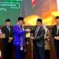 Pemberian cindera mata oleh Rektor UIN Madura, dr. Syaiful Hadi kepada Menteri Agama RI, Prof. Dr. KH. Nasaruddin Umar, M.A saat peluncuran UIN Madura.