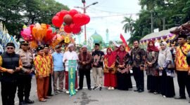 Ketua Yayasan Al-Faqih, Habib Muhammad Bil Faqih bersiap melepas balon sebagai pertanda dimulainya kegiatan pawai budaya. (ABFA PAMEKASAN FOR KLIKMADURA)