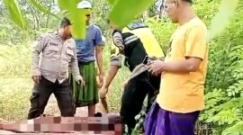 Warga berusaha mengevakuasi seorang pria dengan kondisi mengenaskan di Desa Samaran, Kecamatan Tambelangan, Sampang. (ISTIMEWA)