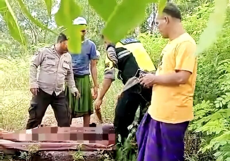 Warga berusaha mengevakuasi seorang pria dengan kondisi mengenaskan di Desa Samaran, Kecamatan Tambelangan, Sampang. (ISTIMEWA)