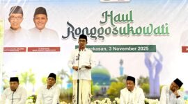Bupati Pamekasan Dr. KH. Kholilurrahman memberikan sambutan saat peringatan Haul Ronggosukowati di Masjid Asy-Syudaha Pamekasan. (BADRUS SHOLEH / KLIKMADURA)