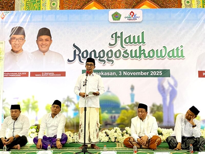 Bupati Pamekasan Dr. KH. Kholilurrahman memberikan sambutan saat peringatan Haul Ronggosukowati di Masjid Asy-Syudaha Pamekasan. (BADRUS SHOLEH / KLIKMADURA)