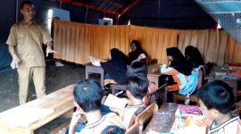 Siswa-siswi SDN Tamberu 2 saat mengikuti kegiatan pembelajaran di bawah tenda akibat sekolah disegel. (ISTIMEWA)