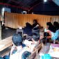 Siswa-siswi SDN Tamberu 2 saat mengikuti kegiatan pembelajaran di bawah tenda akibat sekolah disegel. (ISTIMEWA)