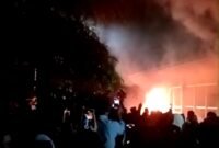 Ratusan warga saat membakar fasilitas water park di Kangean usai menggelar aksi demonstrasi di Mapolsek Kangean. (ISTIMEWA)