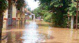 Penampakan salah satu lokasi yang tergenang banjir di Sampang. (IBNU ANSORI / KLIKMADURA)