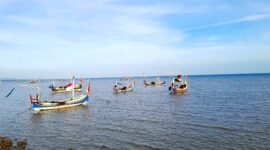 Sejumlah perahu nelayan berada di Pantai Talang Siring, Pamekasan. (MOH. IQBALUL KHAVEI MZ / KLIKMADURA)