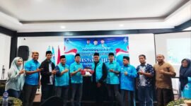 Ketua DPD Partai Gelora Indonesia Kabupaten Pamekasan, Mohammad Saedy Romli, memberikan kue kepada Ketua DPW Partai Gelora Indonesia Provinsi Jawa Timur, Misbakhul Munir, pada tasyakuran HUT ke-6 Partai Gelora Indonesia. (LAILIYATUN NURIYAH/KLIK MADURA).